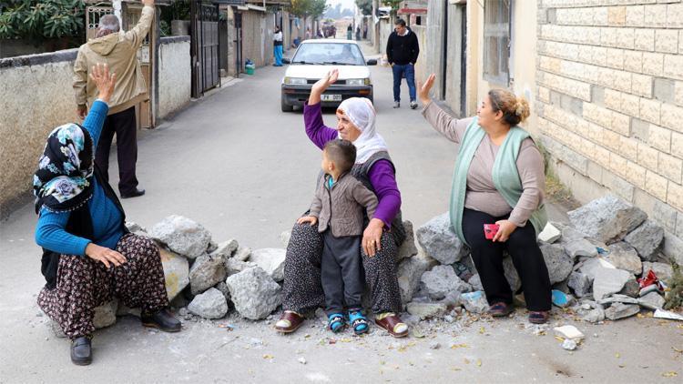 ‘Çocuklar ölmesin’ diye çocuklarıyla yol kapattılar