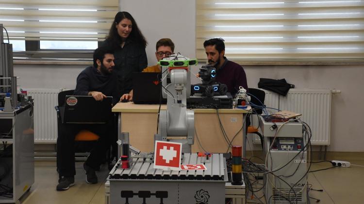 Üniversiteliler eğitim robotuyla öğrencilere ‘kodlama’ öğretecek