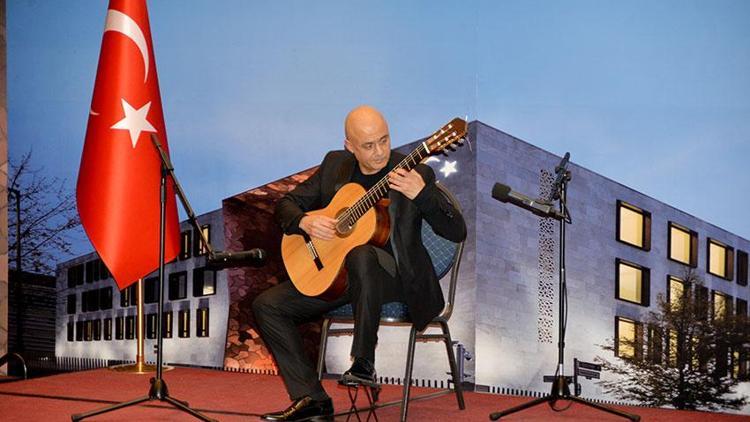 Berlin’de klasik gitarla Anadolu türkülerini çaldı