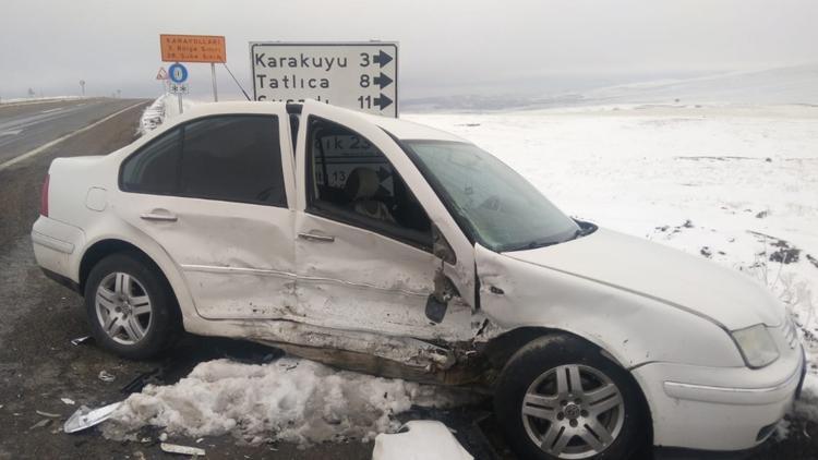 Aksaray’da iki otomobil çarpıştı: 6 yaralı