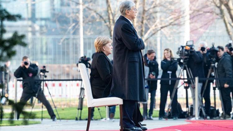 Merkel oturdu, Tokayev ayakta
