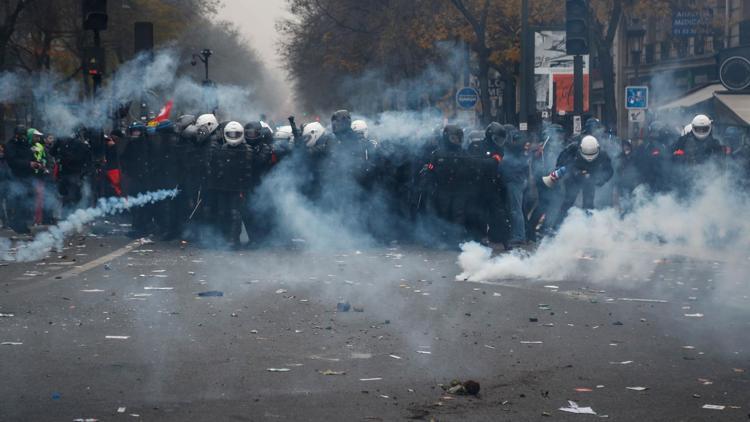 AB, Fransız polisinin şiddetini kınamaktan kaçındı