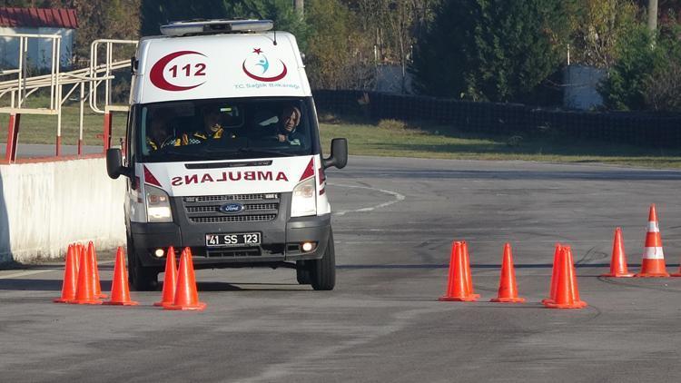 Ambulans şoförleri yarış pistinde hünerlerini sergiledi