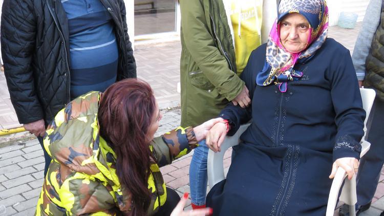 Yaralı kadının elini bir an olsun bırakmadı