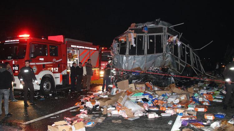Düzcede otobüs, TIR’a çarptı: 2 ölü, 35 yaralı