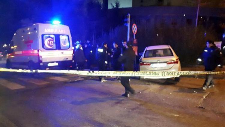 Ankarada kontrolden çıkan otomobil, polis aracına çarptı: 2si polis, 3 yaralı