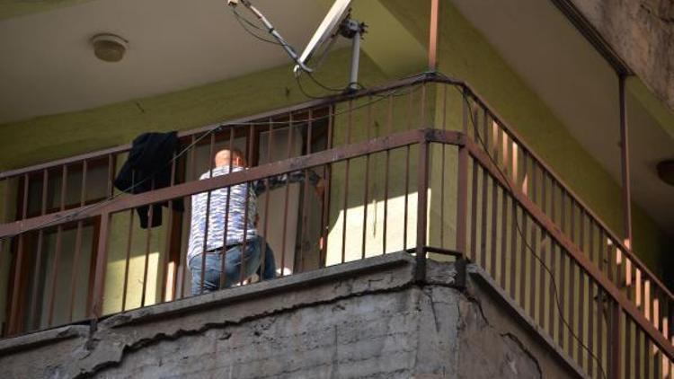 Savcı, evde bayılan yakını için itfaiye merdiveniyle balkona çıkıp camı kırdı