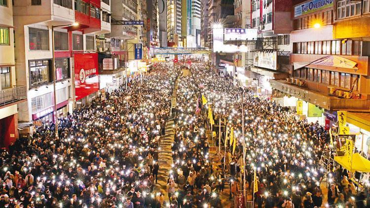 Hong Kong’da geniş katılımlı yürüyüş