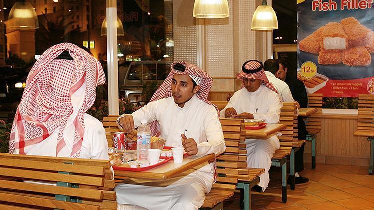 Suudi Arabistanda kadınlar artık restoranlara erkeklerle aynı kapıdan girebilecek