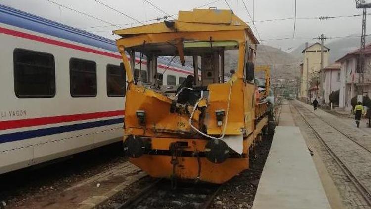 Sivasta demir yolunda iş makineleri çarpıştı: 1 ölü, 7 yaralı