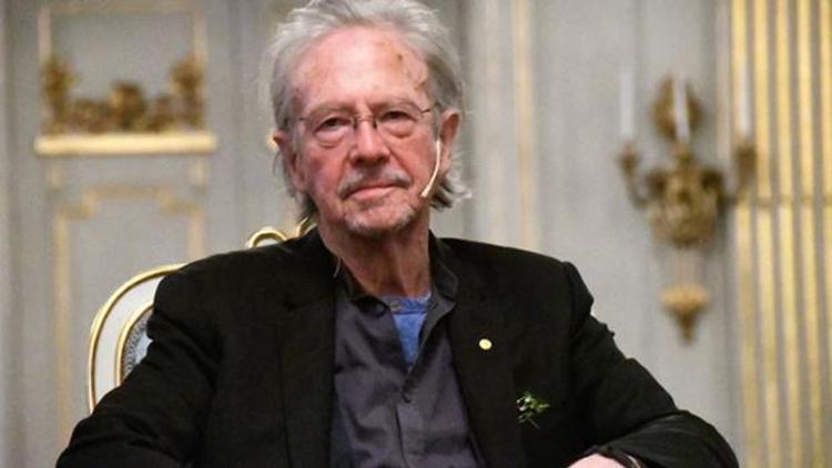 Akademisyen ve gazeteciler Nobel Edebiyat Ödülünün Handkeden geri alınmasını istedi
