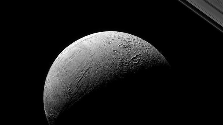 Satürnün uydusu Enceladustaki kaplan sırtı deseni nin sırrı çözüldü