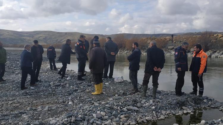 Murat Nehrinde avlanan amatör balıkçı, kayıp olarak aranıyor