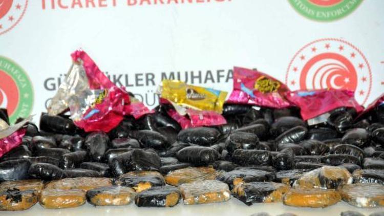 İstanbul Havalimanında çikolataların içinde ele geçirildi Piyasa değeri 4,5 milyon lira...