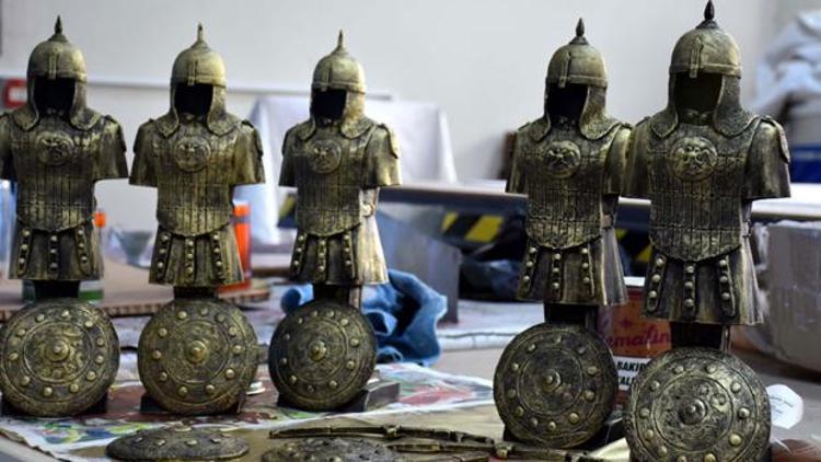 Sultan Alparslanın zırhı ve silahlarını mini heykellerle tanıtıyorlar