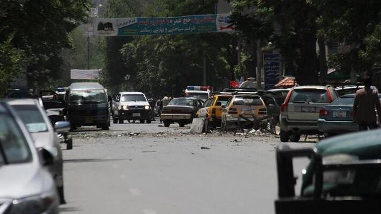 Afganistanda yola yerleştirilen bomba patladı: 10 ölü