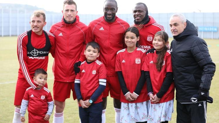 Sivassporun minik hayranı Afgan Muhammed Eyüp, kulübü ziyaret etti