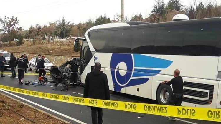 Kırşehirde otobüs ile otomobil çarpıştı: 3 ölü, 1 yaralı