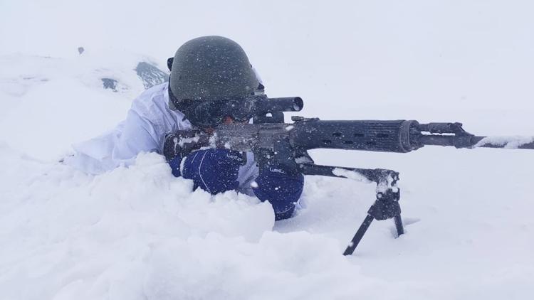 Komandolar yoğun karda operasyonda
