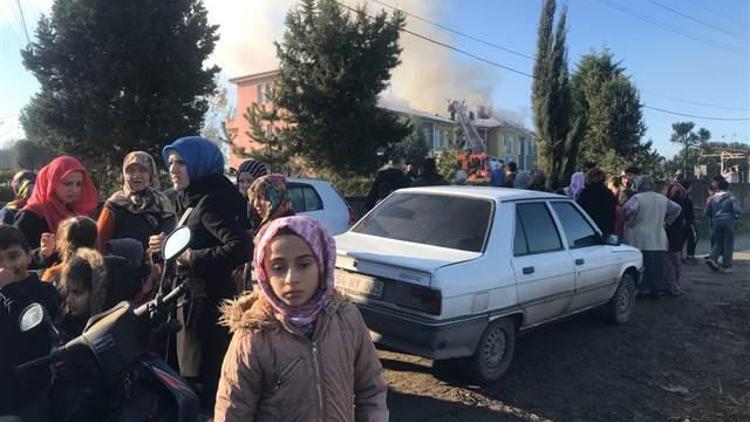 Son dakika haberi... Okulun çatısı yandı, öğrenciler tahliye edildi