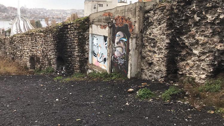 Venediklilere dayandı... Çöpe yenildi