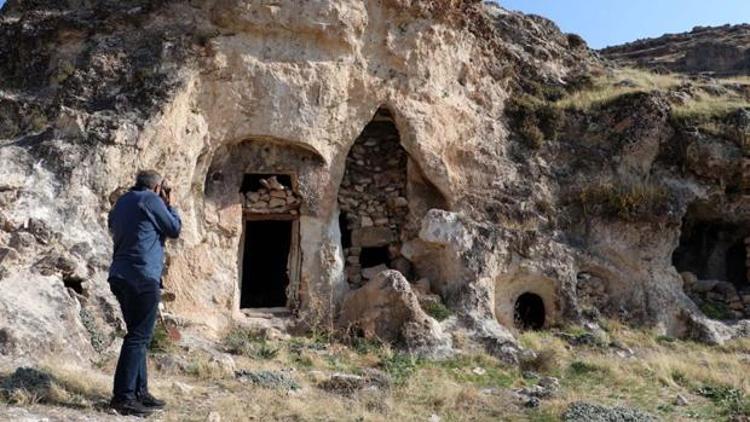 Diyarbakırda kaya mezarında Süryanice kitabe bulundu