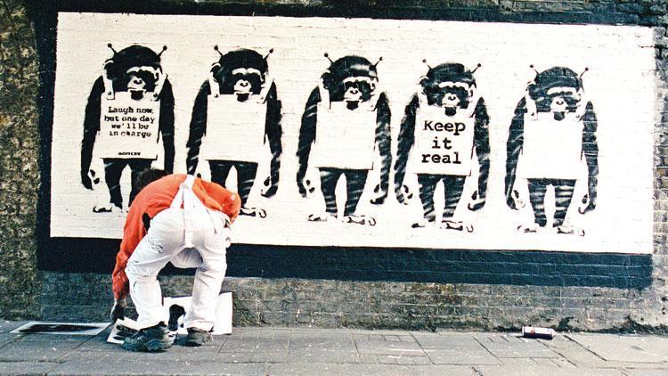 Fotoğrafçısı Banksy’nin yakalanmama sırrını açıkladı: Reflektör yeleği ve trafik konisi