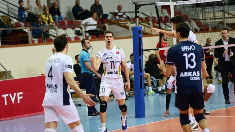 Arkas Spor, CEV Kupasında Dinamo Bükreş karşısında