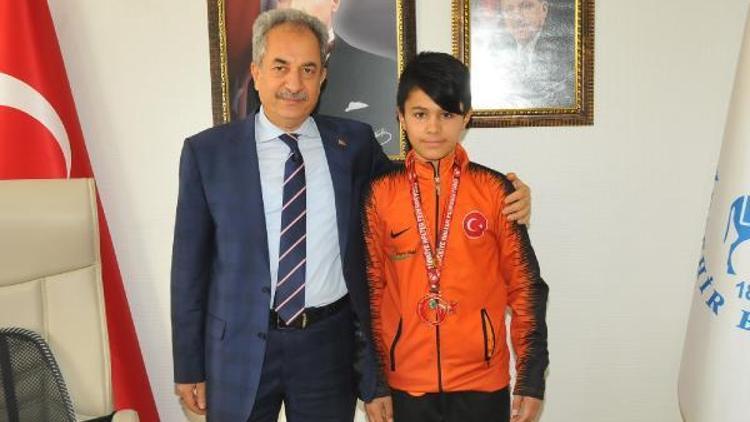 Akşehir Belediyesinden şampiyon sporculara altın