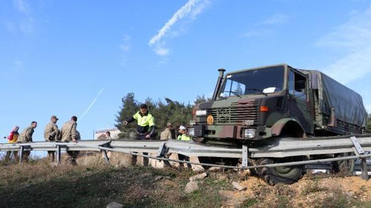 Askeri araç bariyere çarptı: 8 yaralı