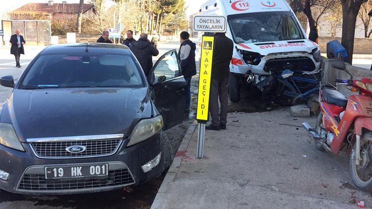 Ambulans ile belediyenin hizmet aracı çarpıştı: 3 yaralı