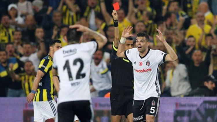 Derbide kartlar havada uçuşuyor Kadıköydeki son 2 maçta 6 kırmızı...