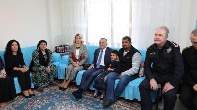 Vali Bilgin, öldürülen Zeynep Esinin ailesini ziyaret etti