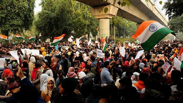 Hindistandaki protestolarda binlerce kişi gözaltına alındı
