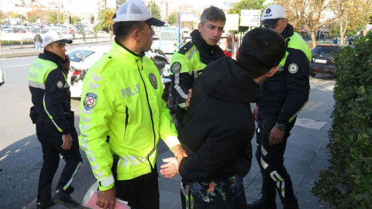 Kadıköyde hareketli anlar Polisi 10 metre sürükledi...