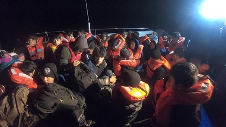 Balıkesirde lastik botta 35 kaçak göçmen yakalandı