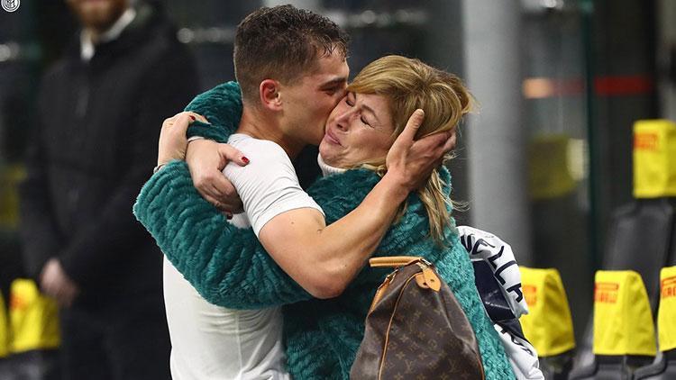 Sebastiano Esposito golünü attı, annesine koştu