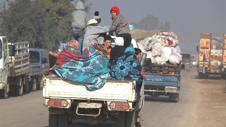 Son dakika... 25 bin sivil daha Türkiye sınırı yakınlarına göç etti