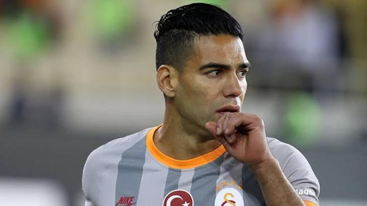 Radamel Falcao yıkıldı, takım arkadaşları teselli etti