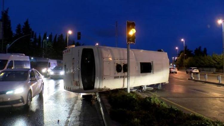 Bakırköyde otomobilin çarptığı servis midibüsü devrildi: 4 yaralı