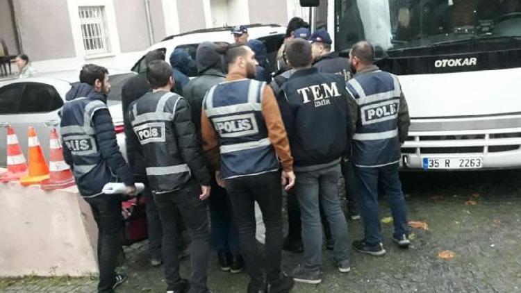 İzmirde 67 FETÖ şüphelisi adliyede