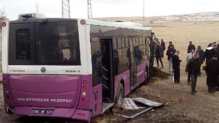 Vanda belediye otobüsü ile kamyon çarpıştı: 13 yaralı