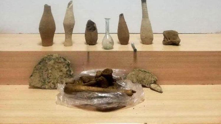 Denizlide Roma dönemine ait 10 cam ve toprak şişe ele geçirildi