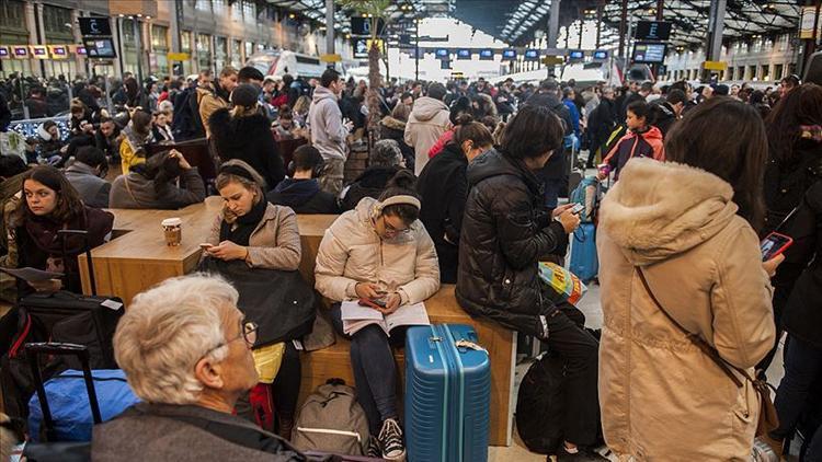 Fransada grevler günlük hayatı zorlaştırıyor