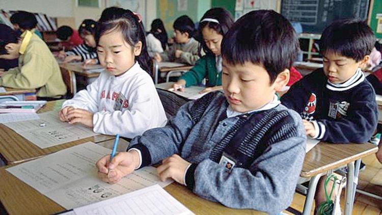Japon çocuklar okulu bırakıyor