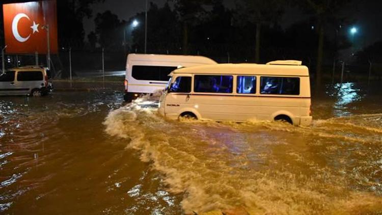 Adanada sağanak yağış Araçlar suda kaldı