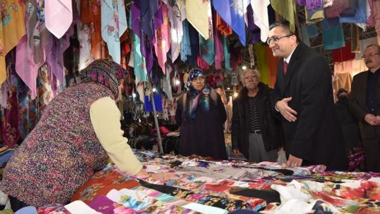 Başkan Öz, pazar esnafını ziyaret etti