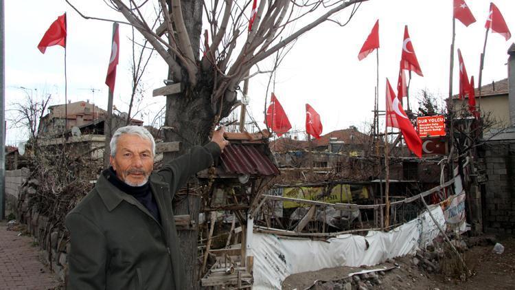 Evini Türk bayraklarıyla donattı