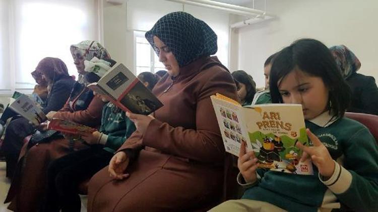 Bu okulda herkes, çarşamba günleri kitap okuyor
