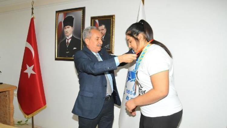 Akşehir Belediye Başkanı, başarılı sporcuya altın hediye etti